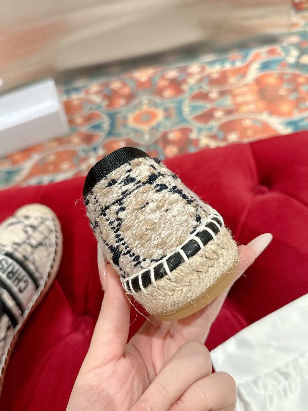 👟👟Ex-factory price 460👟👟 Dior DIOR's new popular early spring fisherman shoes 🆕 Simple, elegant and fashionable, timeless and timeless, it is a classic that will never fade away in the fashion circle, retro fisherman shoes. Original hand-woven surface, electric embroidery technology! Specific cloth surface and rubber outsole. Code number: 35-39 (40.41 customized, non-refundable)